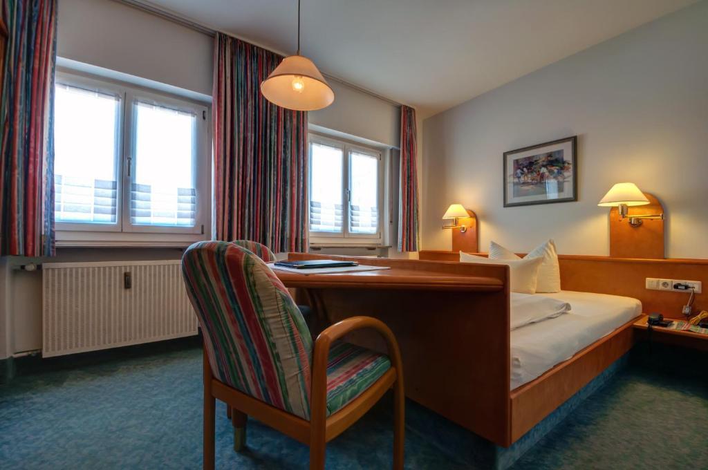Hotel Zum Weissen Roessel 왈도르프 객실 사진