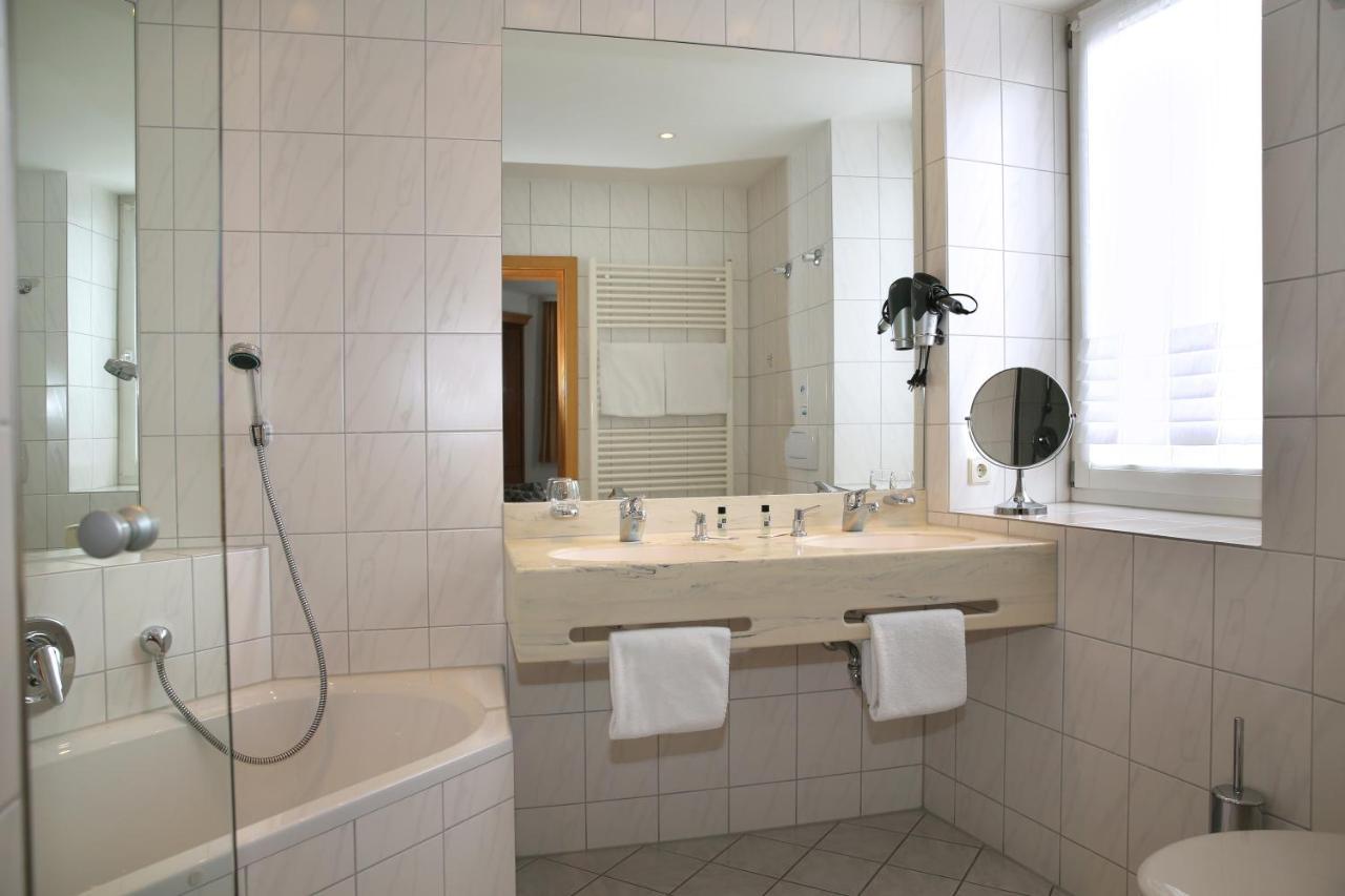 Hotel Zum Weissen Roessel 왈도르프 외부 사진
